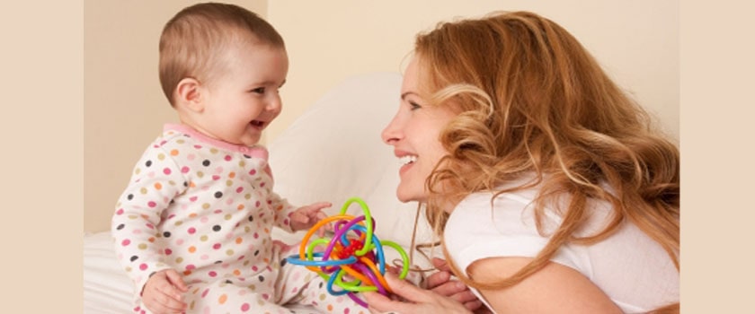 بازی با کودک و آموزش او در ماه اول تولد